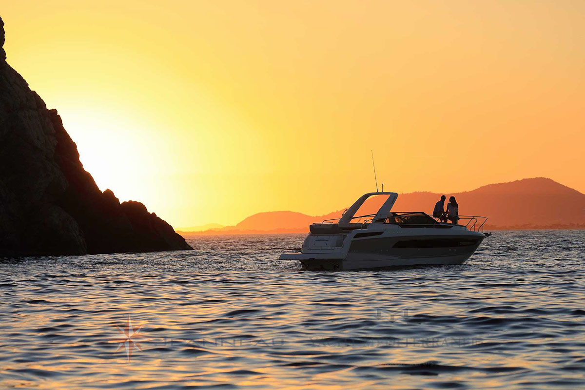 Bateau moteur Jeanneau-Leader 30bateau a Marseille Yatch mediterranee