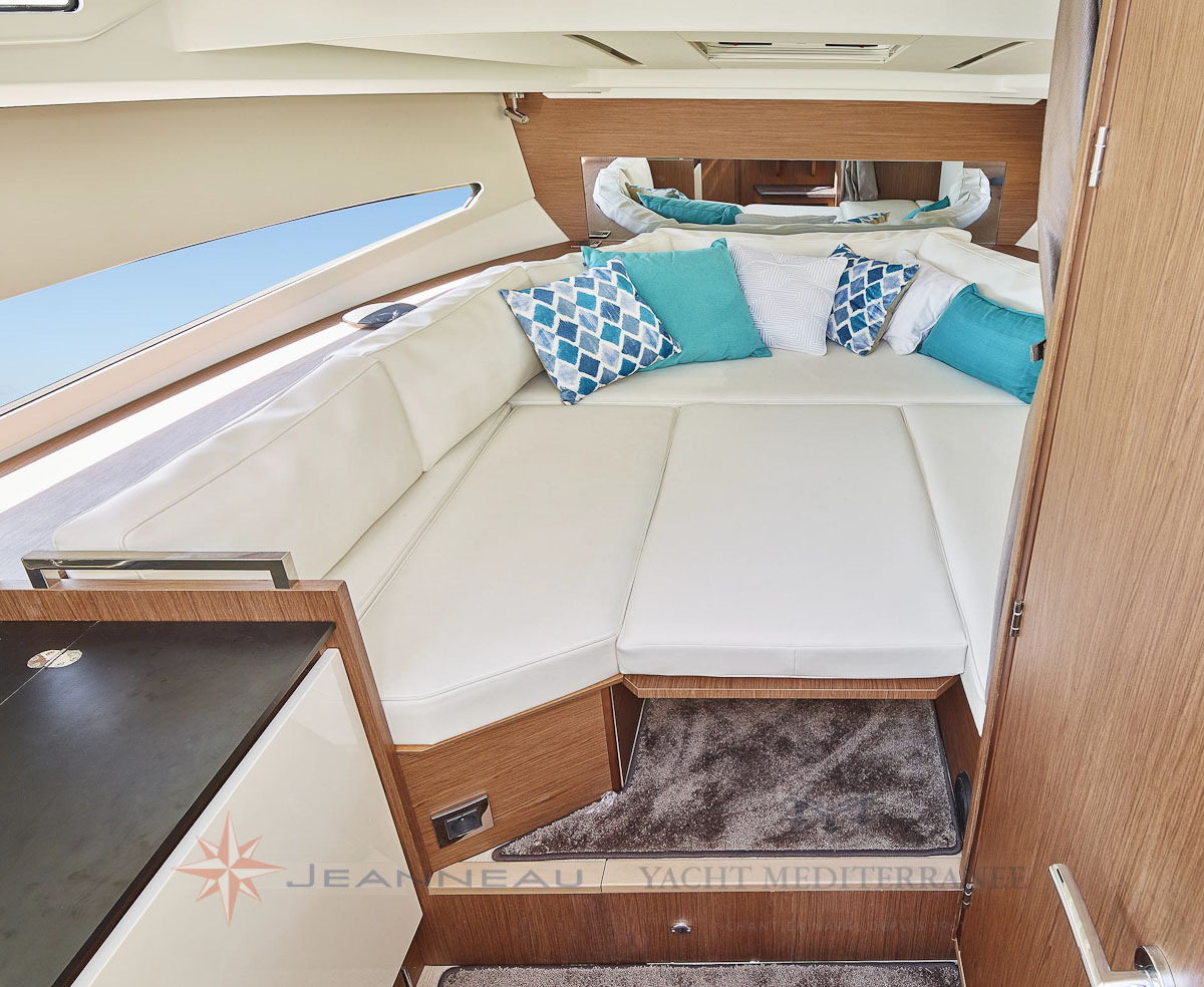 Bateau moteur Jeanneau-Leader 30bateau a Marseille Yatch mediterranee