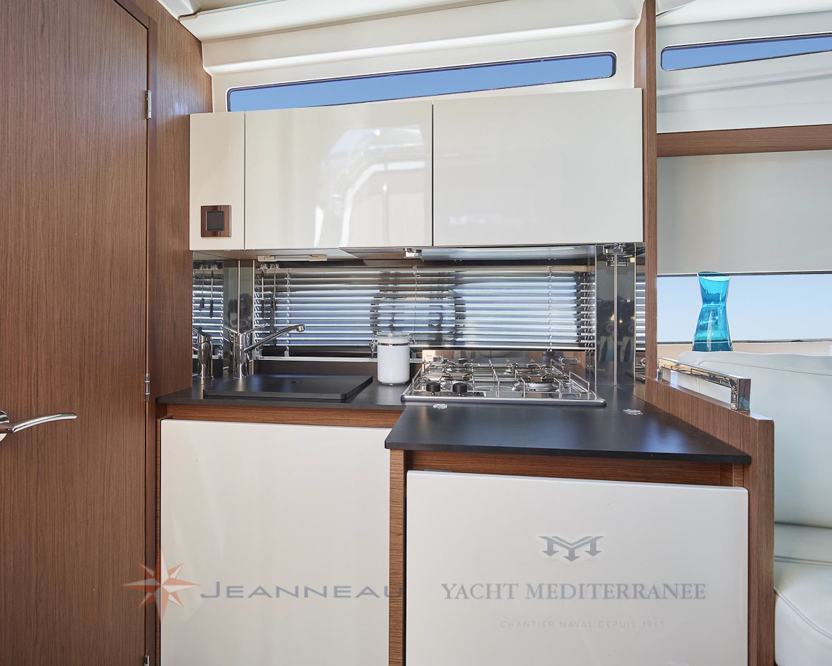 Bateau moteur Jeanneau-Leader 30bateau a Marseille Yatch mediterranee