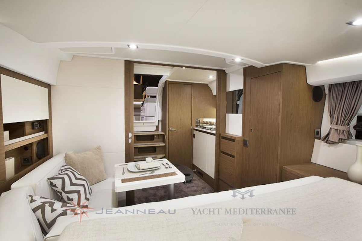 Bateau moteur Jeanneau Leader 36 bateau a Marseille Yatch Méditerranée