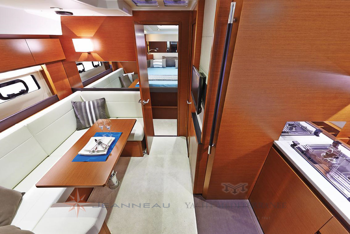 Bateau moteur Jeanneau Leader 40 bateau a Marseille Yatch Méditerranée