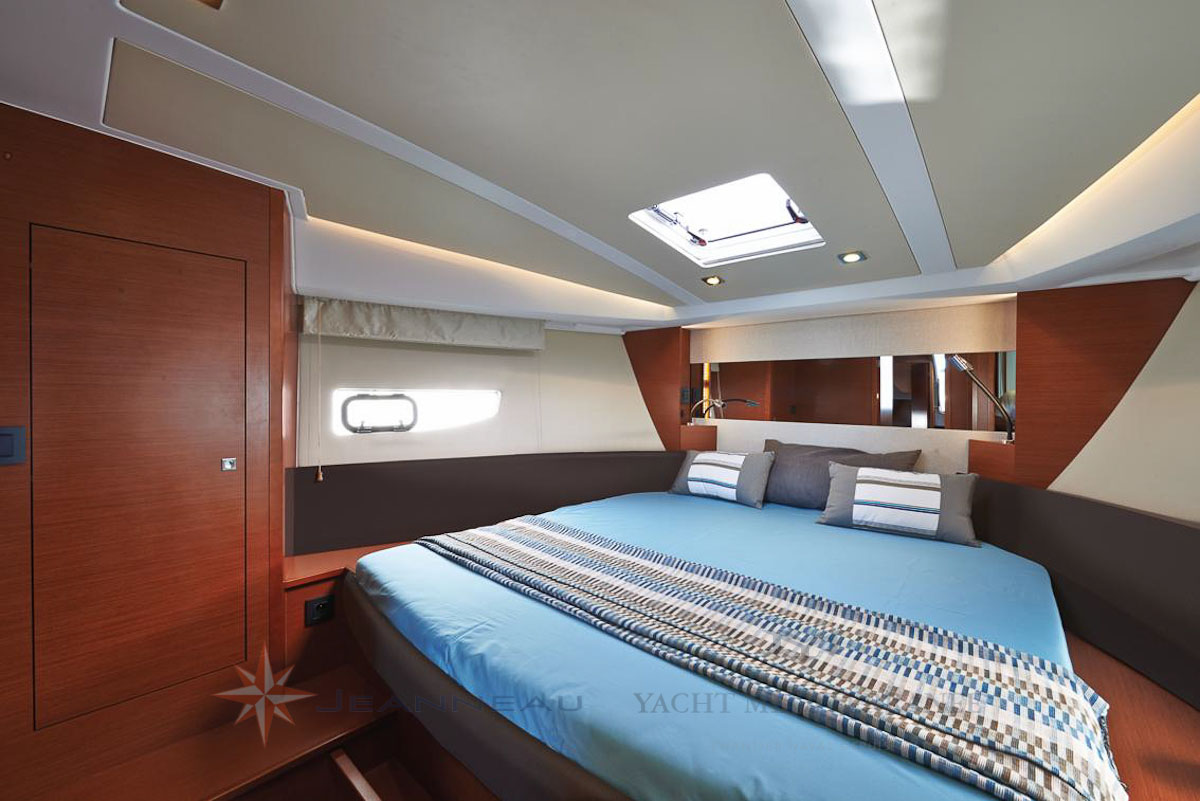 Bateau moteur Jeanneau Leader 40 bateau a Marseille Yatch Méditerranée