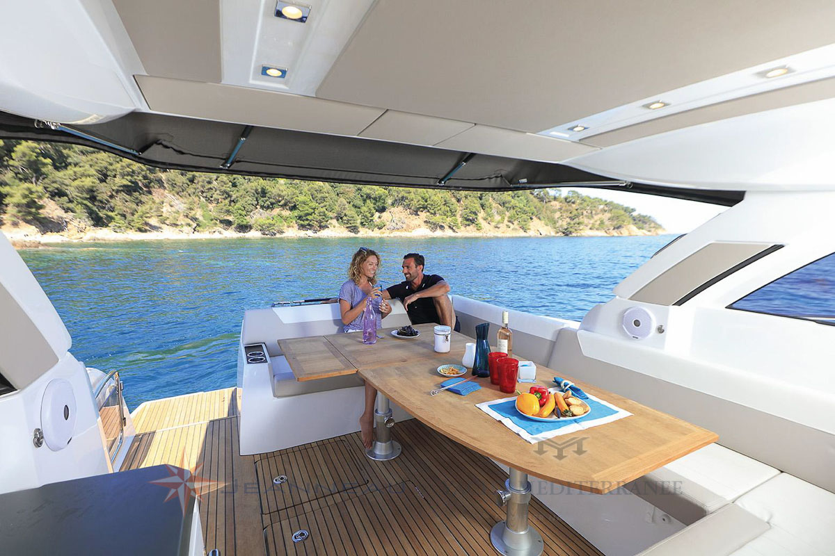 Bateau moteur Jeanneau Leader 40 bateau a Marseille Yatch Méditerranée