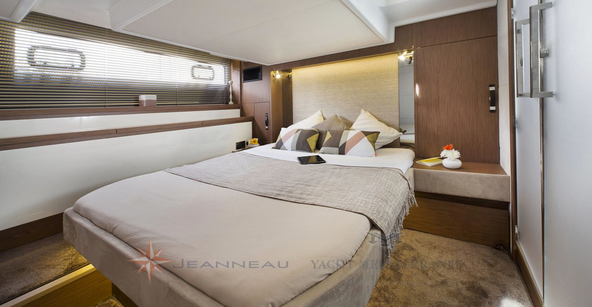 Bateau moteur Jeanneau Leader 46 bateau a Marseille Yatch Méditerranée