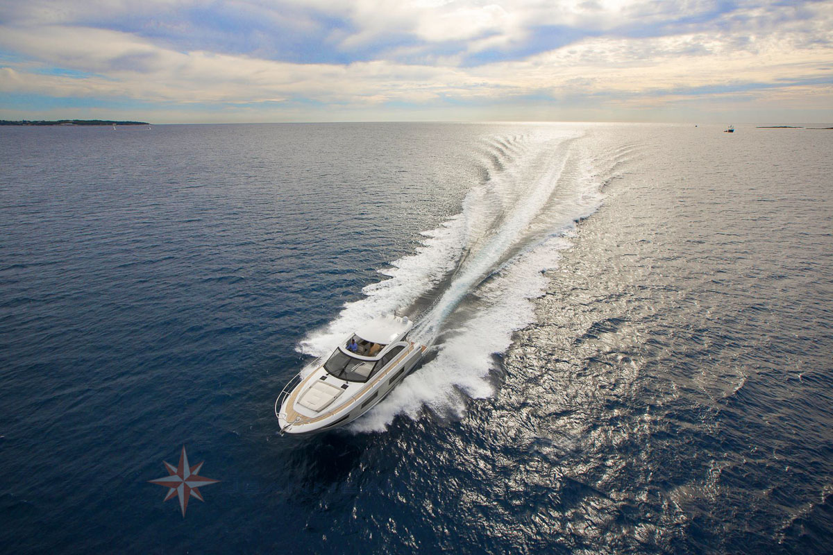 Bateau moteur Jeanneau Leader 46 bateau a Marseille Yatch Méditerranée