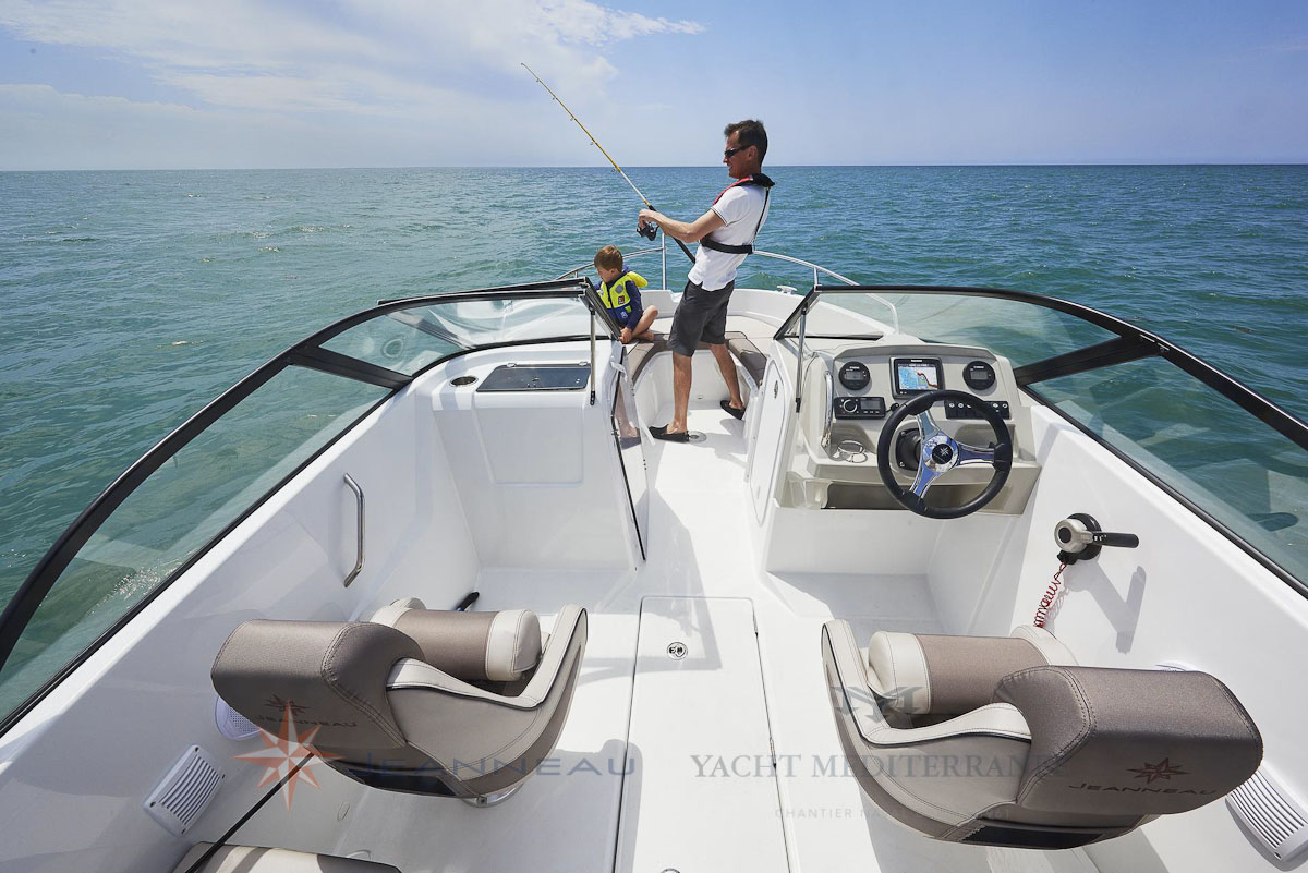 Cap Camara bow rider 6.5BR bateau moteur in board Jeanneau bateau à Marseille Yatch-Méditerranée