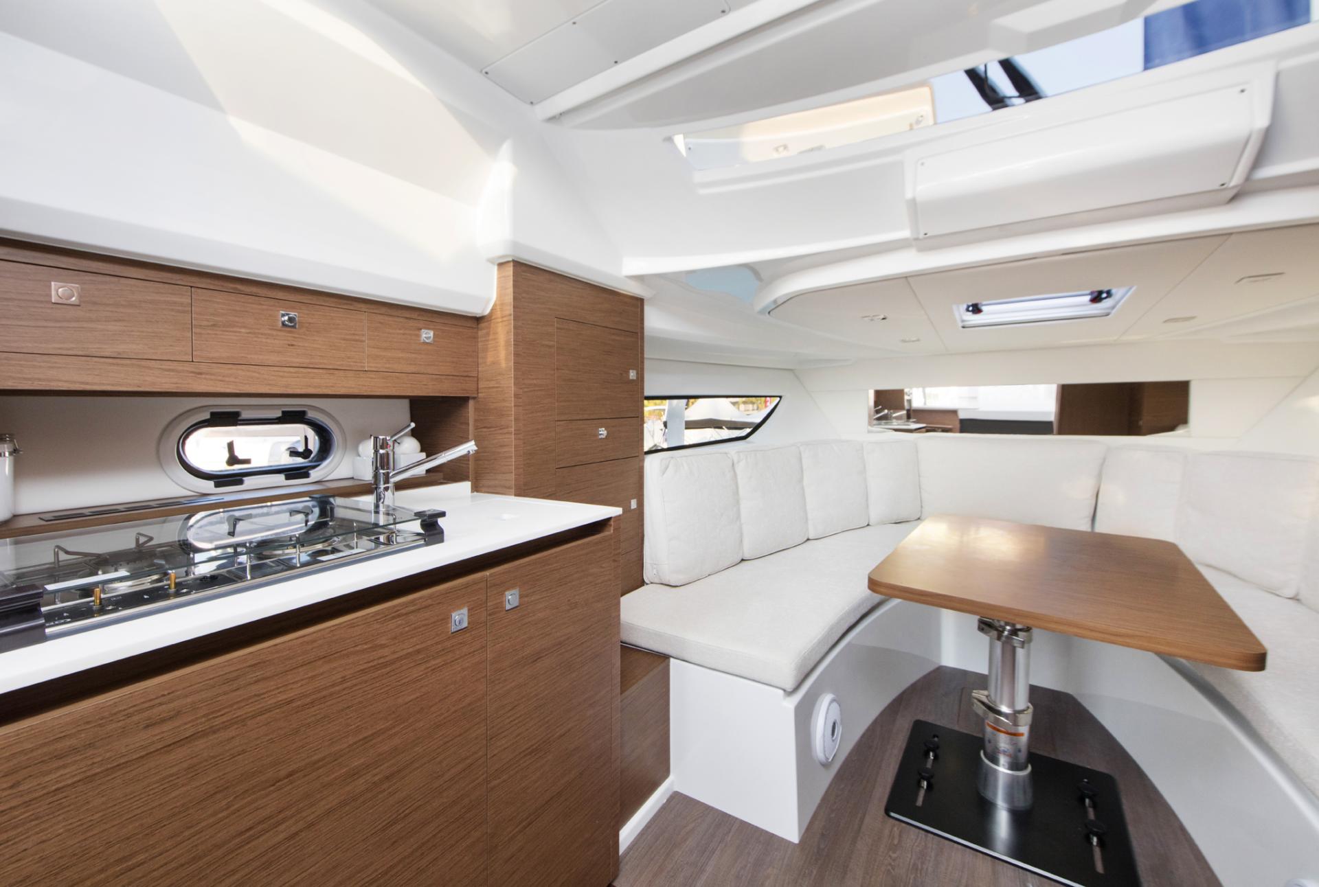 Cap Camarat 10.5 WA Walk Around Bateau Hors bord Jeanneau – Yacht Méditerranée Marseille vente de bateaux neufs et occasions