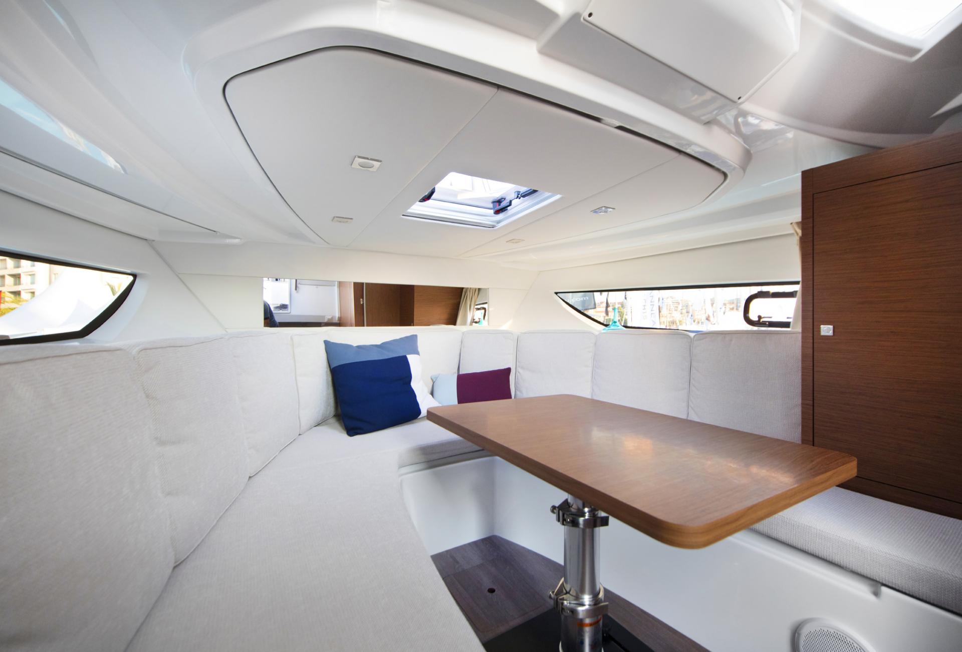 Cap Camarat 10.5 WA Walk Around Bateau Hors bord Jeanneau – Yacht Méditerranée Marseille vente de bateaux neufs et occasions