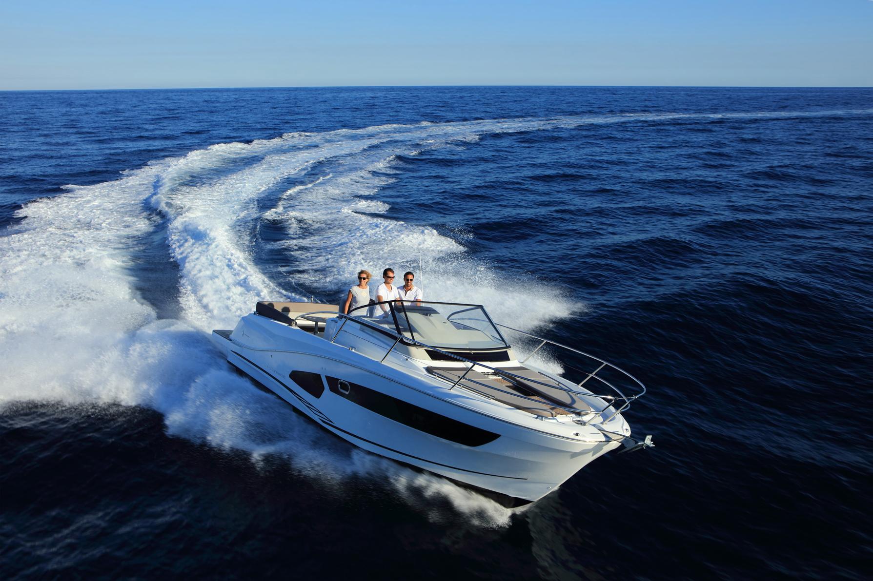 Cap Camarat 10.5 WA Walk Around Bateau Hors bord Jeanneau – Yacht Méditerranée Marseille vente de bateaux neufs et occasions