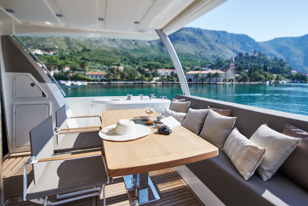 luxury-yachts-PRESTIGE_680-yacht-mediterannee-jeanneau-marseille-14 Prestige Yacht Division – Prestige 680 – Yacht Méditérranée Marseille nice cannes – Luxury Yachts