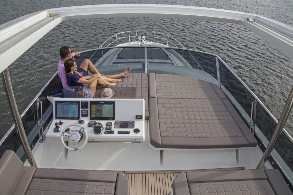 luxury-yachts-PRESTIGE_680-yacht-mediterannee-jeanneau-marseille-2 Prestige Yacht Division – Prestige 680 – Yacht Méditérranée Marseille nice cannes – Luxury Yachts