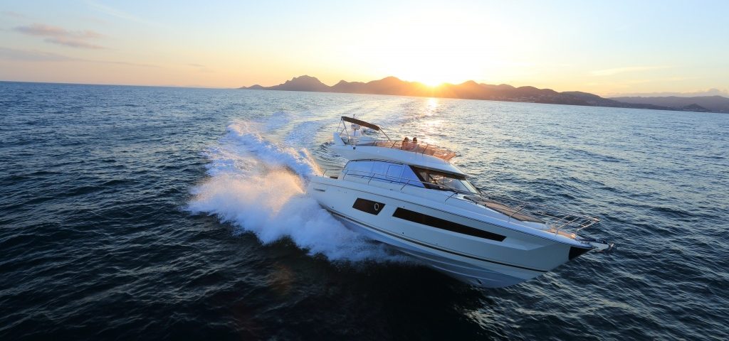 Flybridge Line Prestige 450 Luxury Yachts - Yacht Méditerranée Jeanneau Marseille - Nice -Cannes
