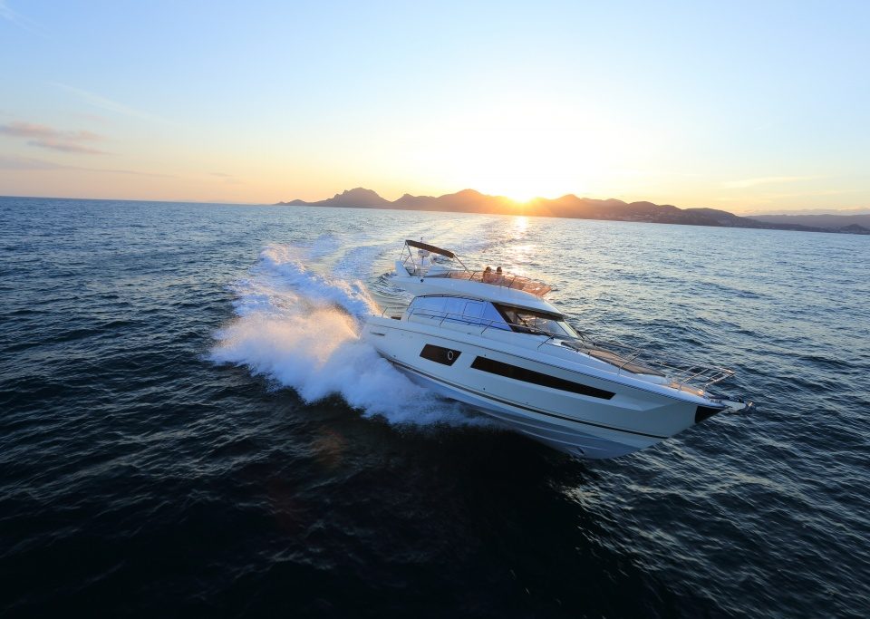 Flybridge Line Prestige 450 Luxury Yachts - Yacht Méditerranée Jeanneau Marseille - Nice -Cannes