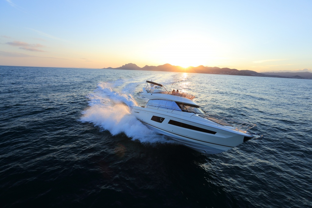 Flybridge Line Prestige 450 Luxury Yachts - Yacht Méditerranée Jeanneau Marseille - Nice -Cannes