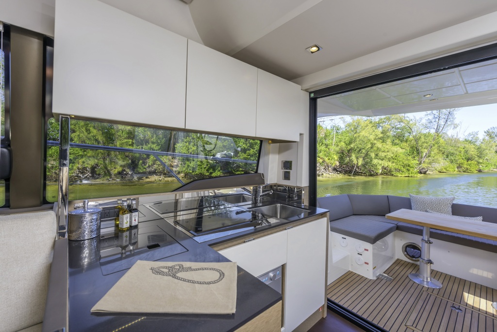 Flybridge Line Prestige 460 Luxury Yachts - Yacht Méditerranée Jeanneau Marseille - Nice -Cannes