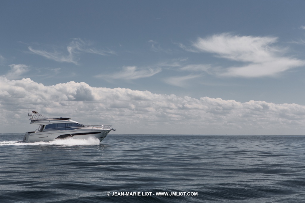 luxury-yachts-flybridge-line-prestige-520-yacht-mediterannee-jeanneau-marseille-2 Luxury Yachts Flybridge Line Prestige 520 - Yacht Méditerranée Jeanneau Marseille - Nice -Cannes