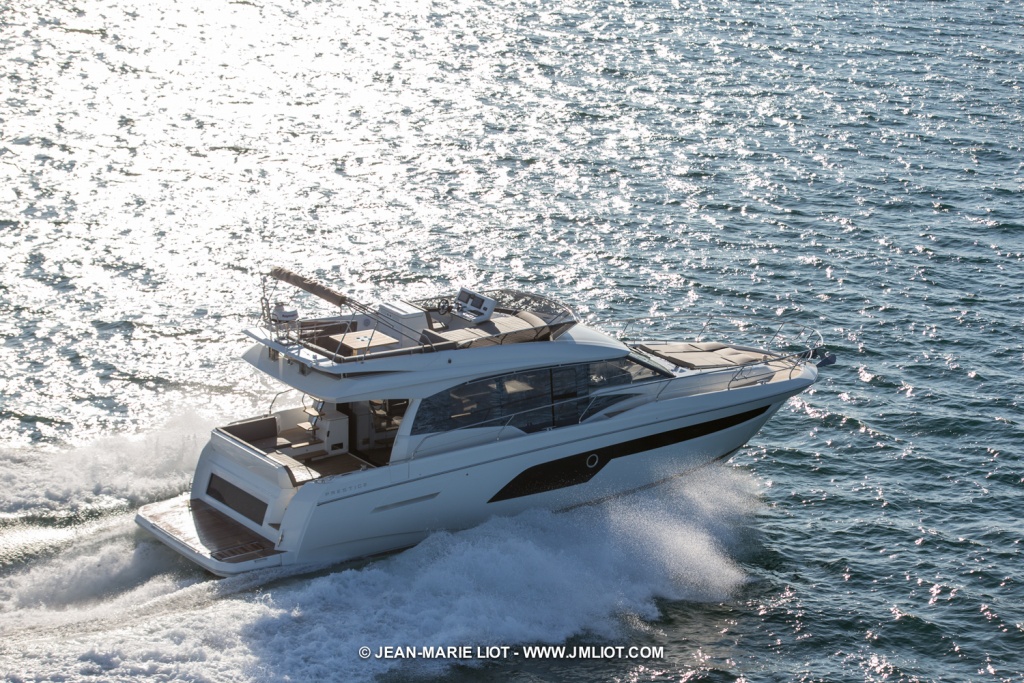 luxury-yachts-flybridge-line-prestige-520-yacht-mediterannee-jeanneau-marseille-3 Luxury Yachts Flybridge Line Prestige 520 - Yacht Méditerranée Jeanneau Marseille - Nice -Cannes