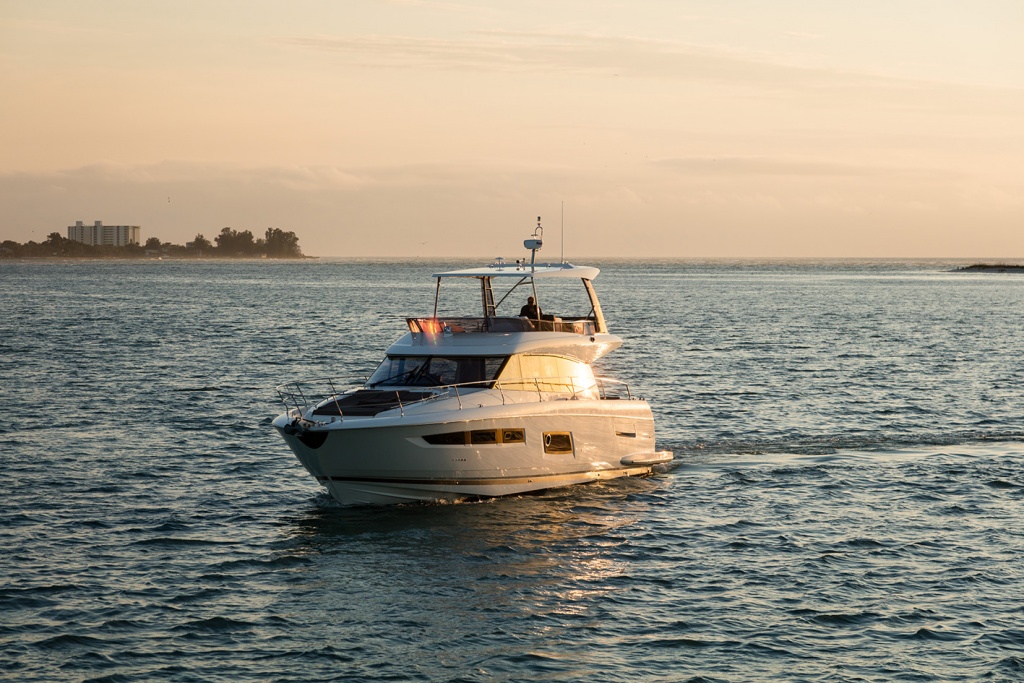 luxury-yachts-flybridge-line-prestige-560-yacht-mediterannee-jeanneau-marseille-2 Luxury Yachts Flybridge Line Prestige 560 - Yacht Méditerranée Jeanneau Marseille - Nice -Cannes