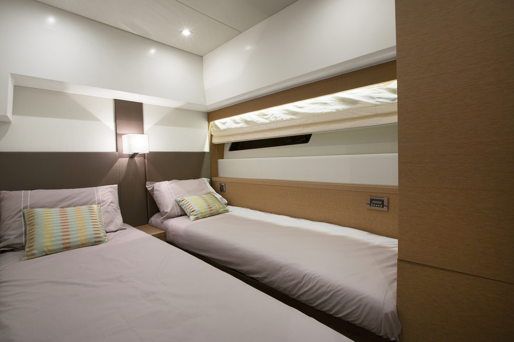 luxury-yachts-flybridge-line-prestige-560-yacht-mediterannee-jeanneau-marseille-8 Luxury Yachts Flybridge Line Prestige 560 - Yacht Méditerranée Jeanneau Marseille - Nice -Cannes