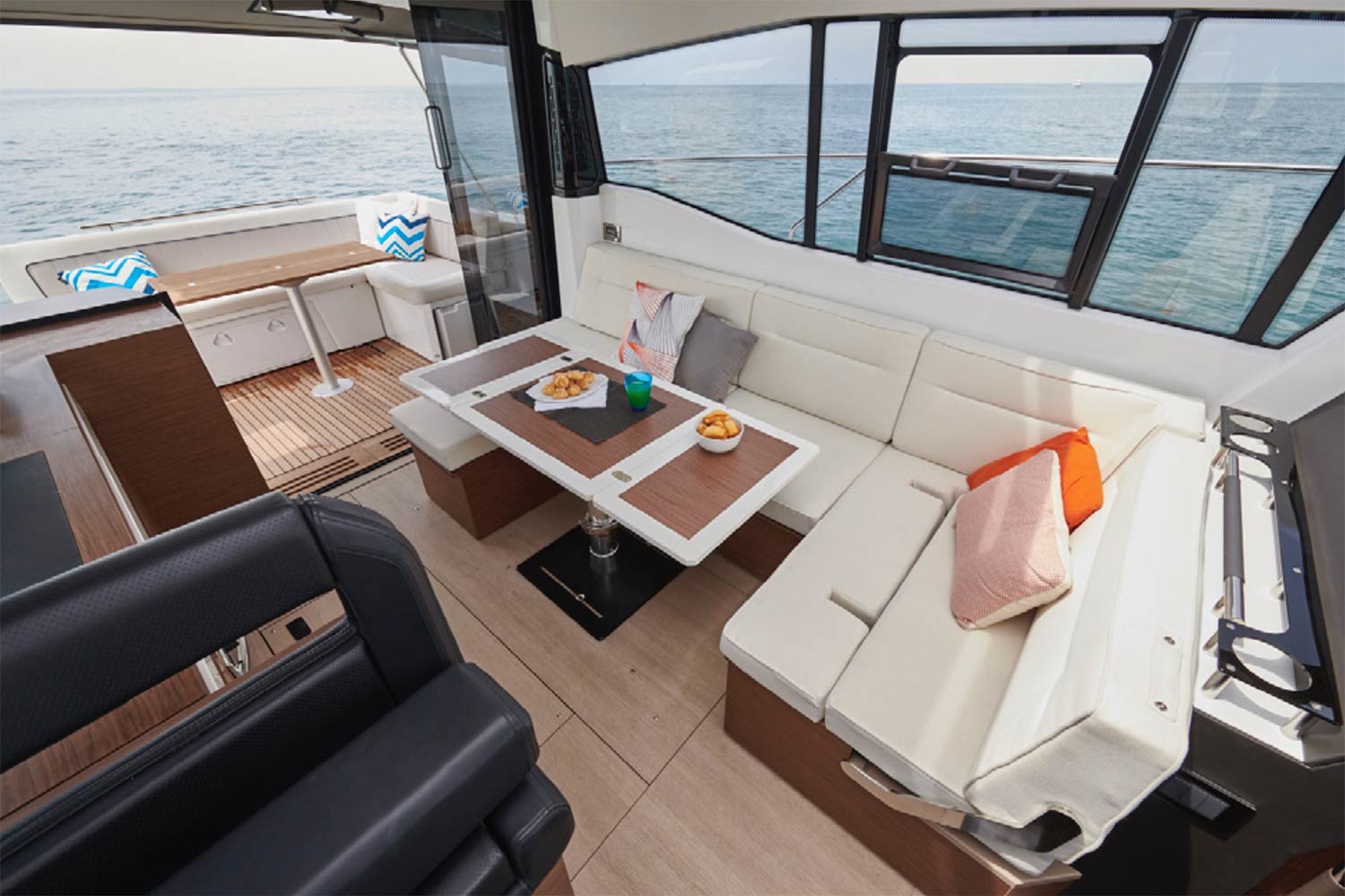 Vue intérieure Jeanneau NC37 nouveauté 2018 - Jeanneau Marseille - Yacht Méditerranée