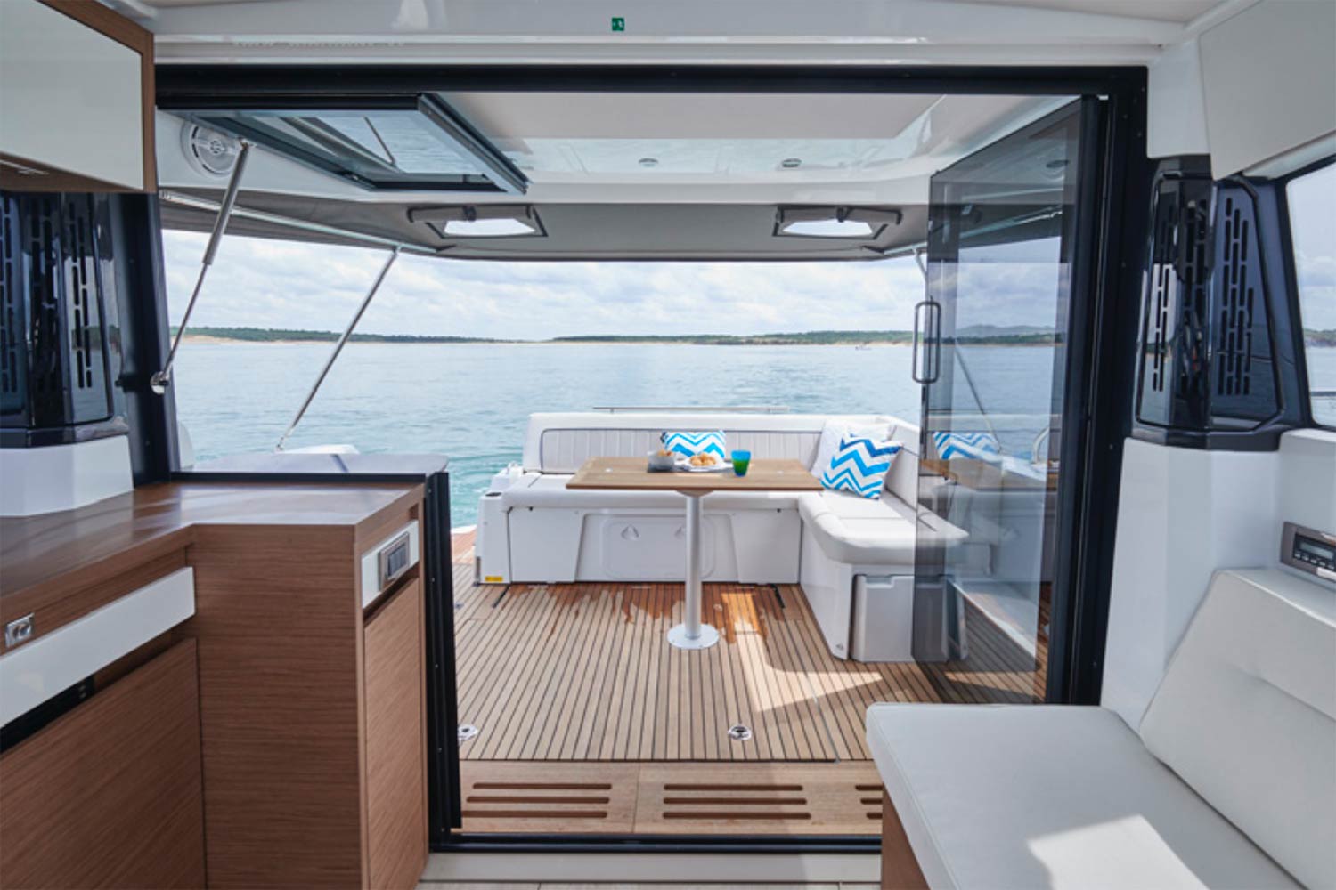 Vue intérieure Jeanneau NC37 nouveauté 2018 - Jeanneau Marseille - Yacht Méditerranée