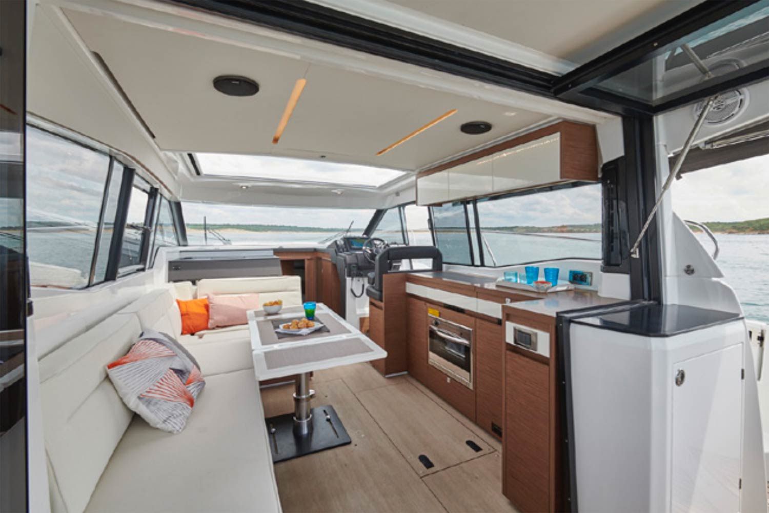 Vue intérieure Jeanneau NC37 nouveauté 2018 - Jeanneau Marseille - Yacht Méditerranée