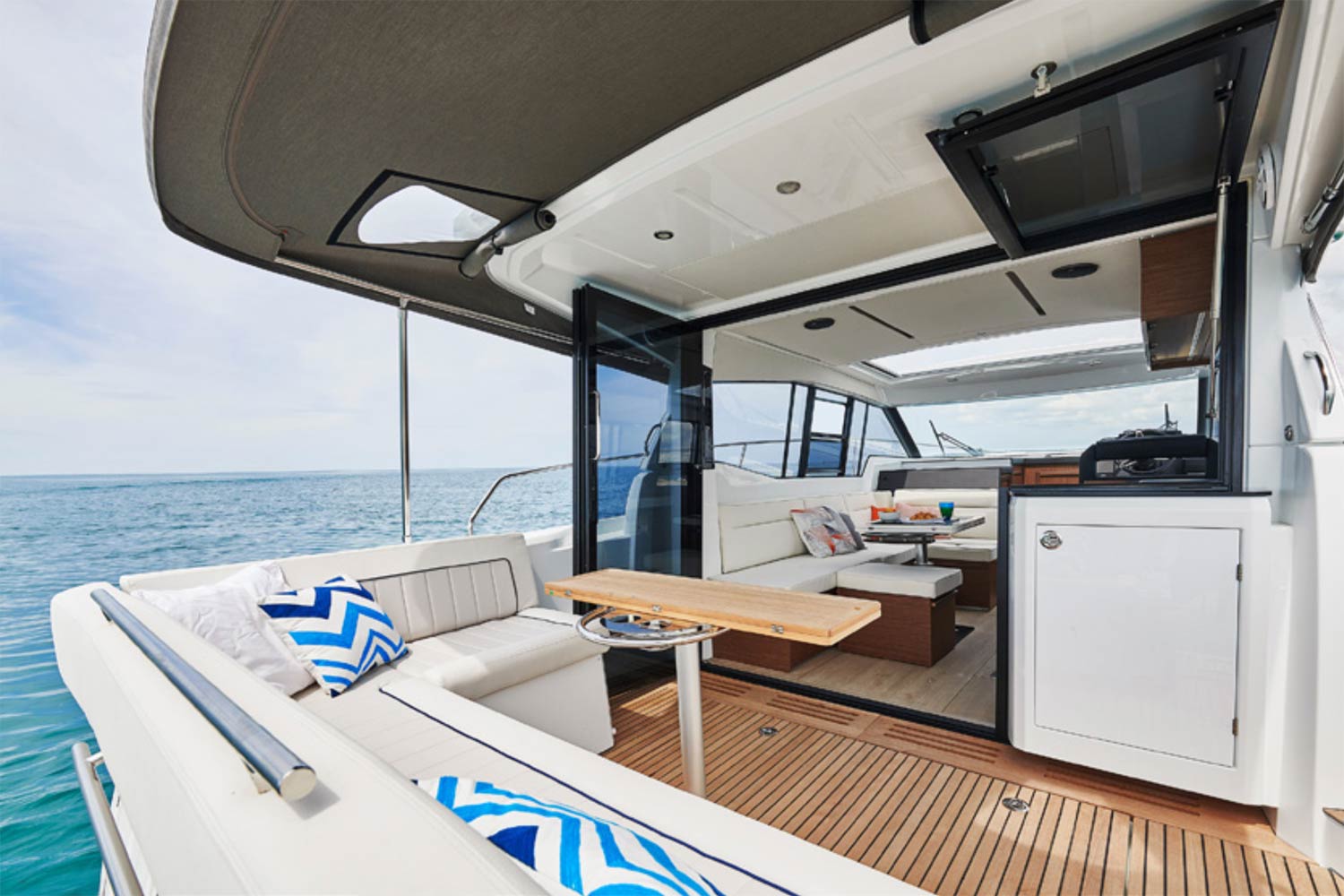 Vue intérieure Jeanneau NC37 nouveauté 2018 - Jeanneau Marseille - Yacht Méditerranée