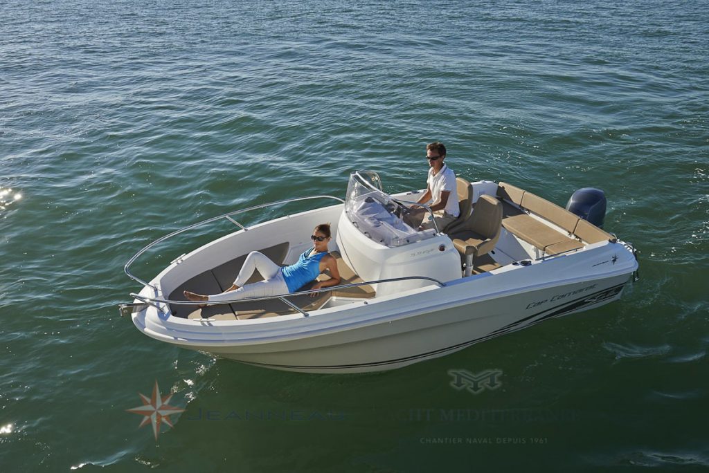 Cap-Camarat-center-console-55-bateau-moteur-in-board-Jeanneau-bateau-a-Marseille-yatch-mediterranee-5-2-1024x684