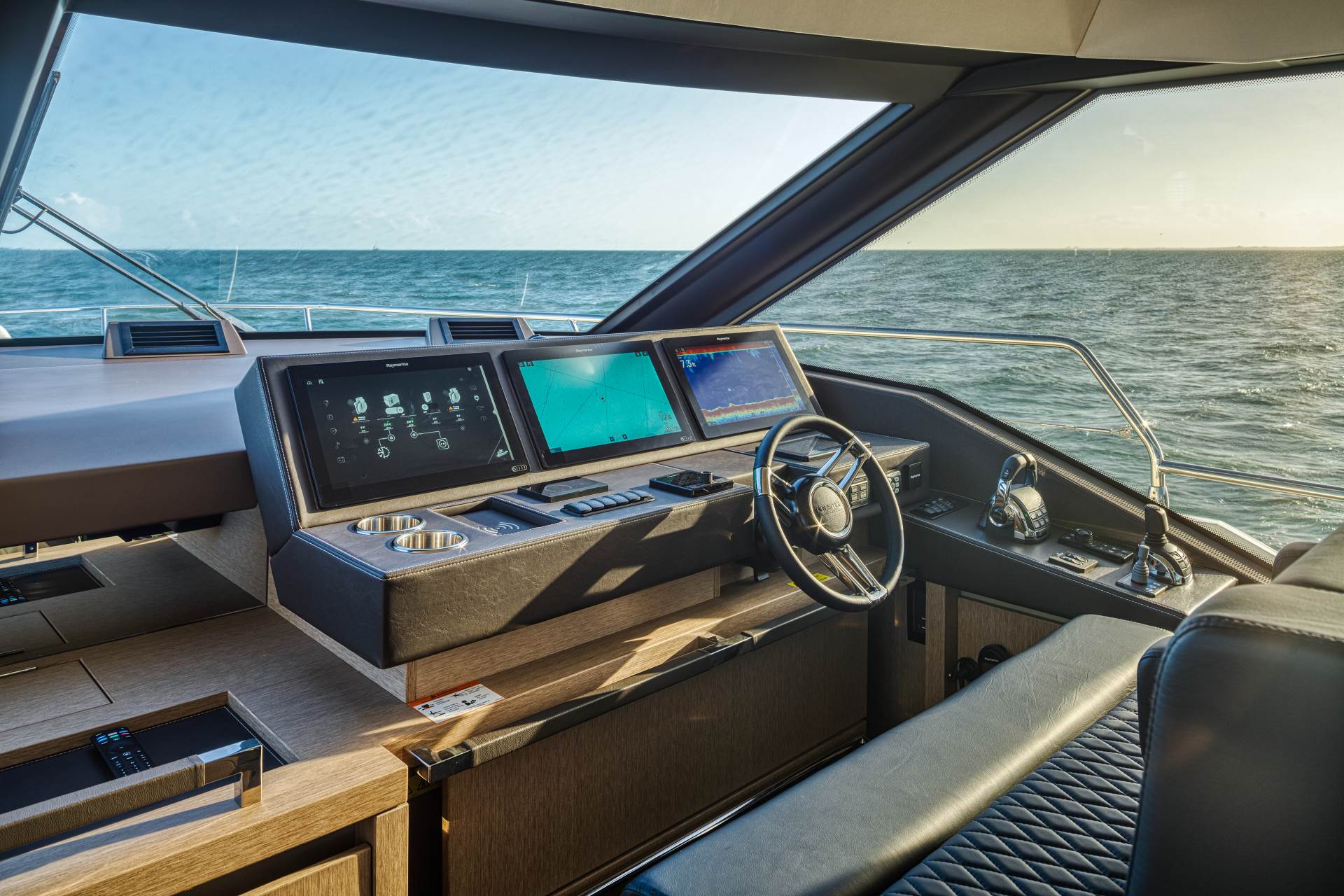 Interieur Prestige Yacht F-Line 690 Marseille-7_dec2023