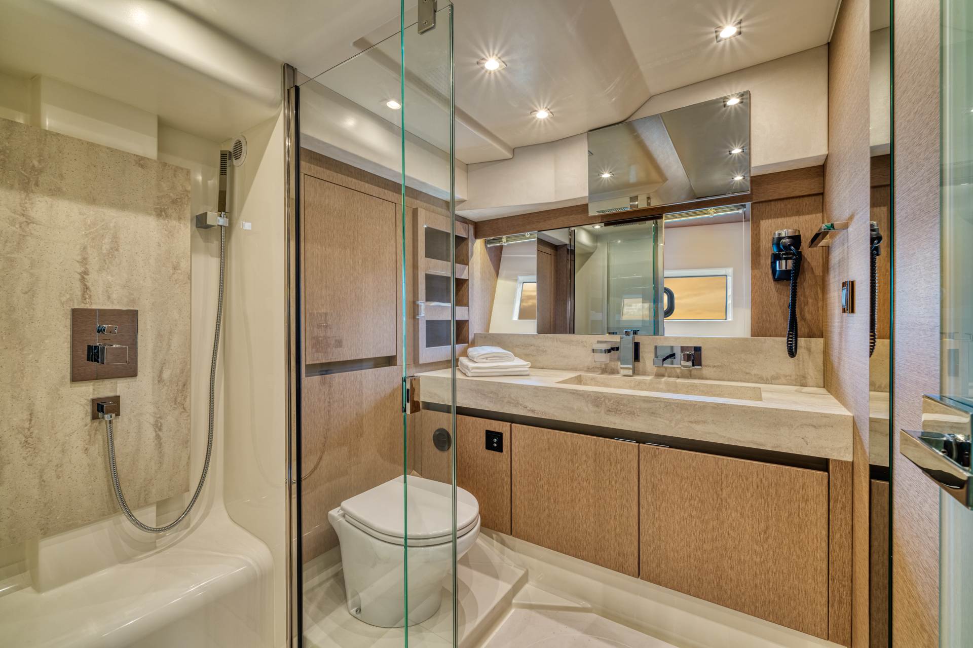 Interieur Prestige Yacht F-Line 690 Marseille-8_dec2023