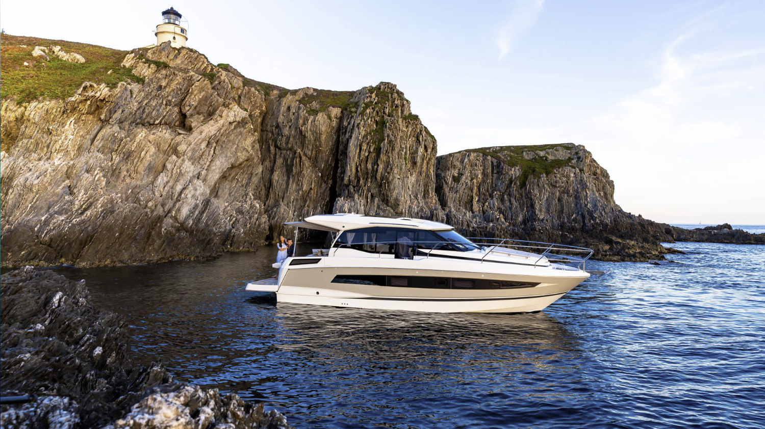 Jeanneau-bateau-NC-marseille a boat on the water, Jeanneau bateaux à moteur le plaisir maximum en 2024