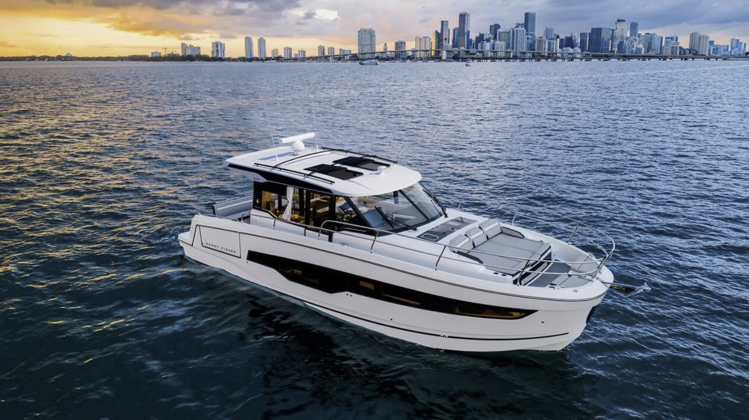 Jeanneau-bateau-merry-fisher-marseille a boat merry fisher on the water